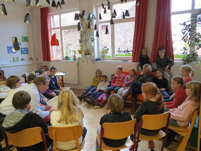 Bürgermeister Gouasé beim Vorlesen in der Grundschule in Rhodt